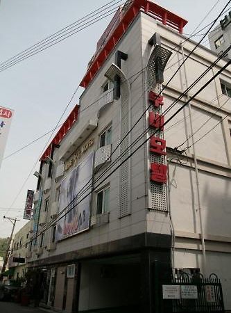Movie Motel Jinju Exteriör bild