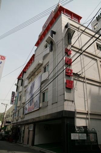 Movie Motel Jinju Exteriör bild